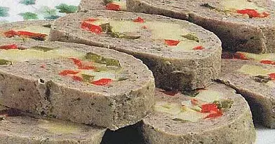 Maltos mėsos kepsnys su kriaušėmis, aronijomis ir sūriu