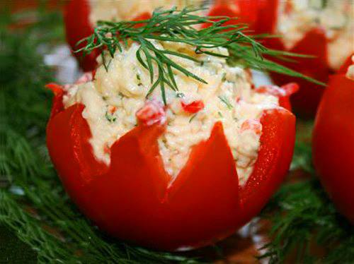 Silkės salotomis įdarytas pomidoras