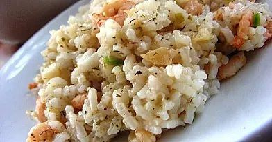 Virti ryžiai su keptomis krevetėmis ir česnakais