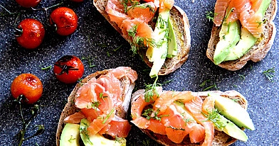 Brusketa (Bruschetta) su lašiša ir avokadu