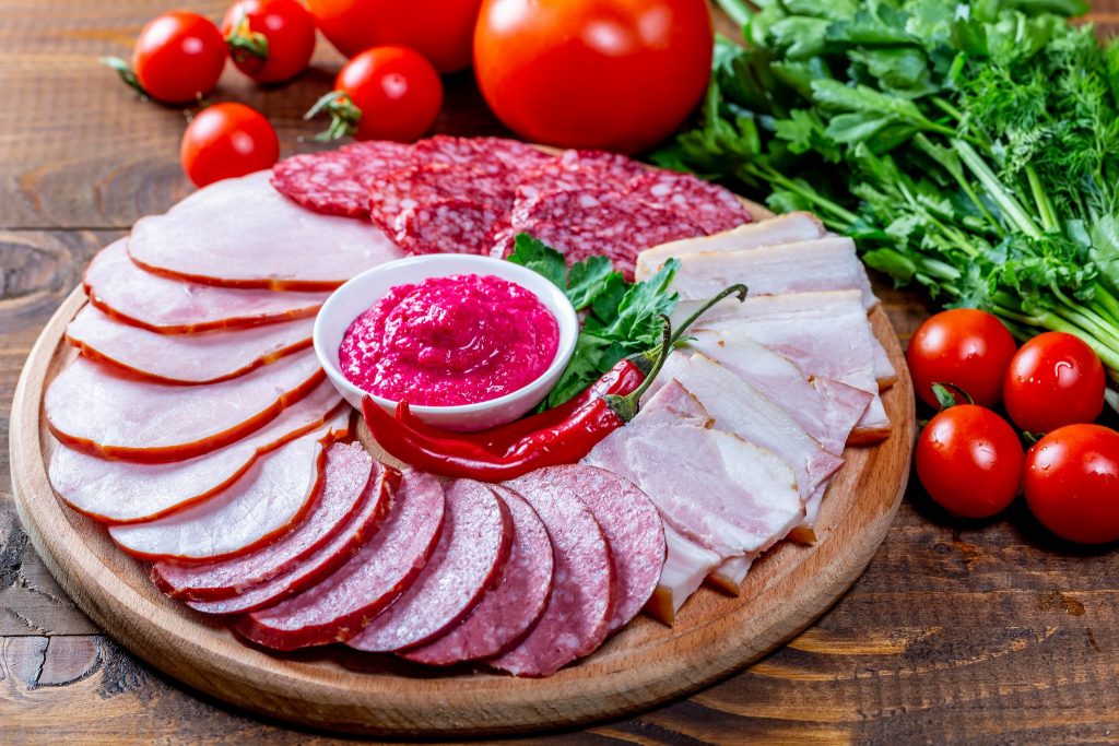 47 efektingos pjaustytos mėsos, žuvų, sūrių, daržovių ir vaisių apipavidalinimo idėjos. Paprasti produktai – gražus stalas!