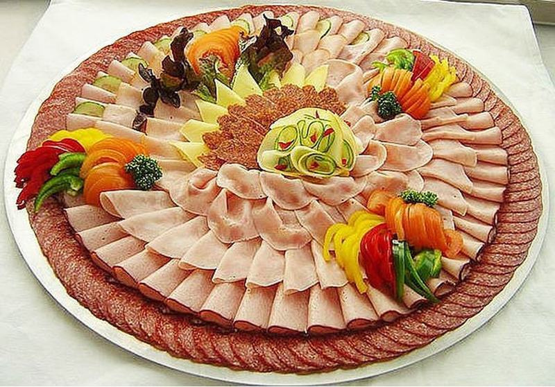 47 efektingos pjaustytos mėsos, žuvų, sūrių, daržovių ir vaisių apipavidalinimo idėjos. Paprasti produktai – gražus stalas!