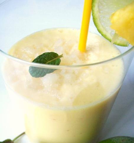 Ananasų, žaliųjų citrinų ir kokosų pieno gėrimas