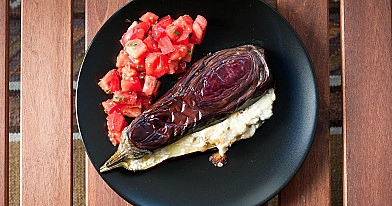 Orkaitėje kepti baklažanai su česnako-medaus padažu, ožkos sūriu ir pomidorų salotomis