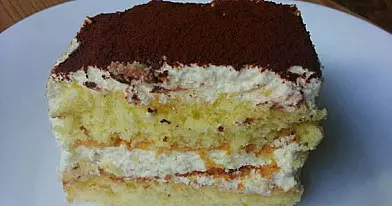 Greitai pagaminamas biskvitinis pyragas su švelnaus skonio kremu