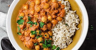 Vegetariškas avinžirnių karis (curry) su pomidorais ir kokosų pienu