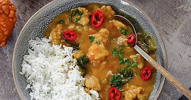 Vištienos karis (chicken curry) su kokoso pienu, patiektas su ryžiais