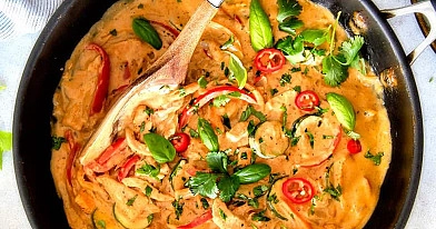 Raudonas tailandietiškas karis (Thai red curry) su vištiena ir kokosų pienu