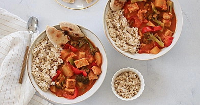 Veganiškas tofu karis (vegan curry) su daržovėmis ir kokosų pienu
