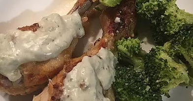 Vištos blauzdelės su pelėsinio sūrio padažu ir keptais brokoliais