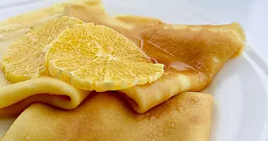 Karamelizuoti lietiniai blynai su apelsinų likerio padažu