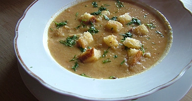 Paprasta trinta vištienos sriuba su grietinėle, morkomis ir bulvėmis