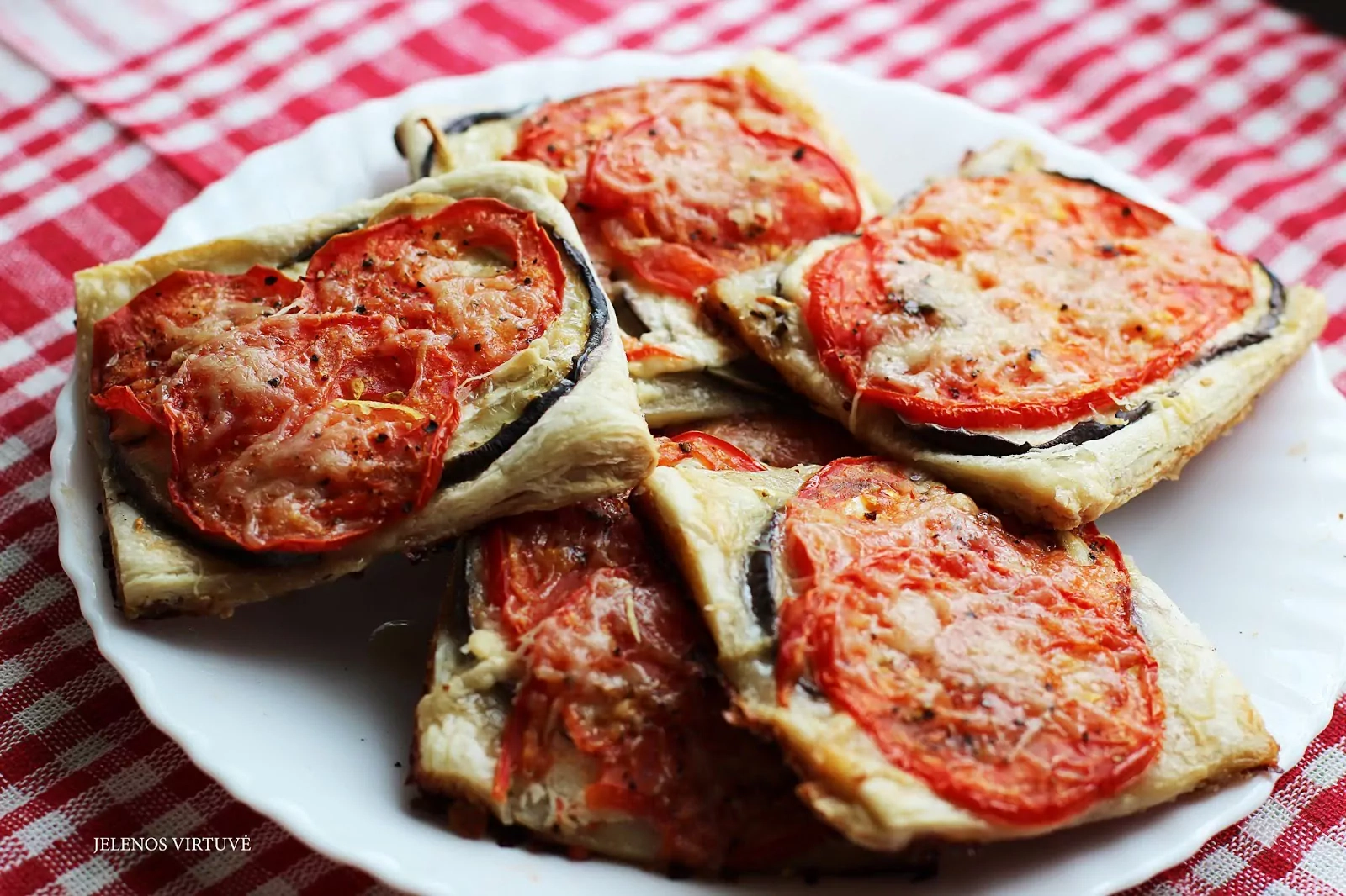 Užkandžių pyragas iš sluoksniuotos tešlos su pomidorais, baklažanais ir ožkos sūriu