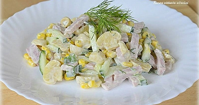 Sočios kumpio ir marinuotų pievagrybių salotos su konservuotais kukurūzais