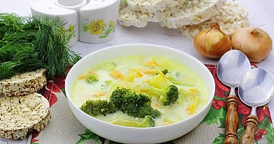 Brokolių sriuba su ryžiais, bulvėmis, morkomis ir lydytu sūriu