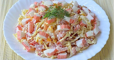 Krabų lazdelių salotos / mišrainė su pomidorais, paprikomis ir sūriu