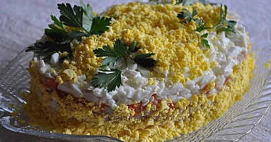 Salotos-mišrainė Mimoza su rūkyta skumbre, bulvėmis ir morkomis
