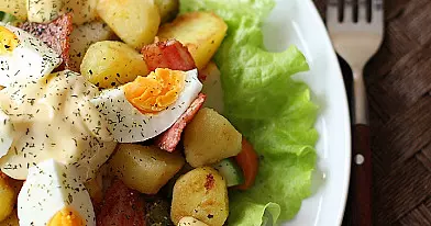 Šiltos bulvių salotos su šonine