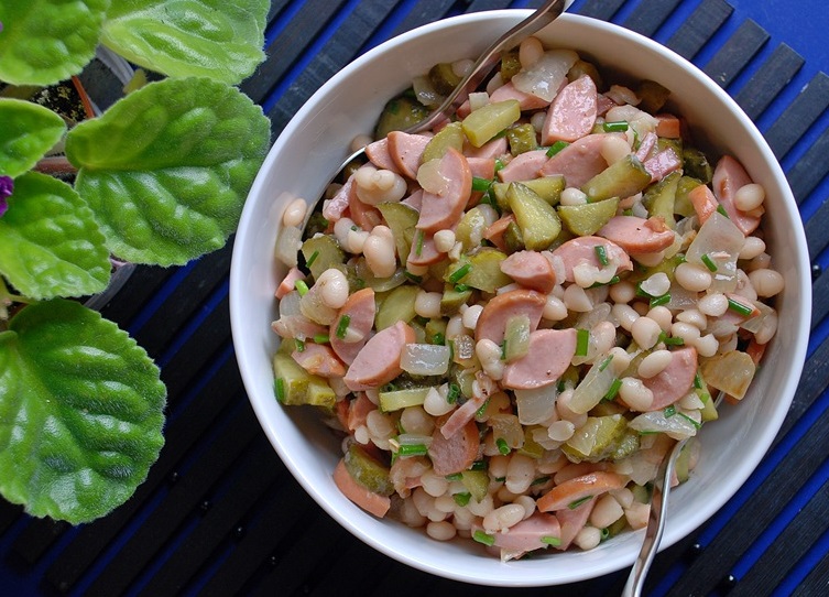 Pupelių salotos su marinuotais agurkais ir dešrelėmis