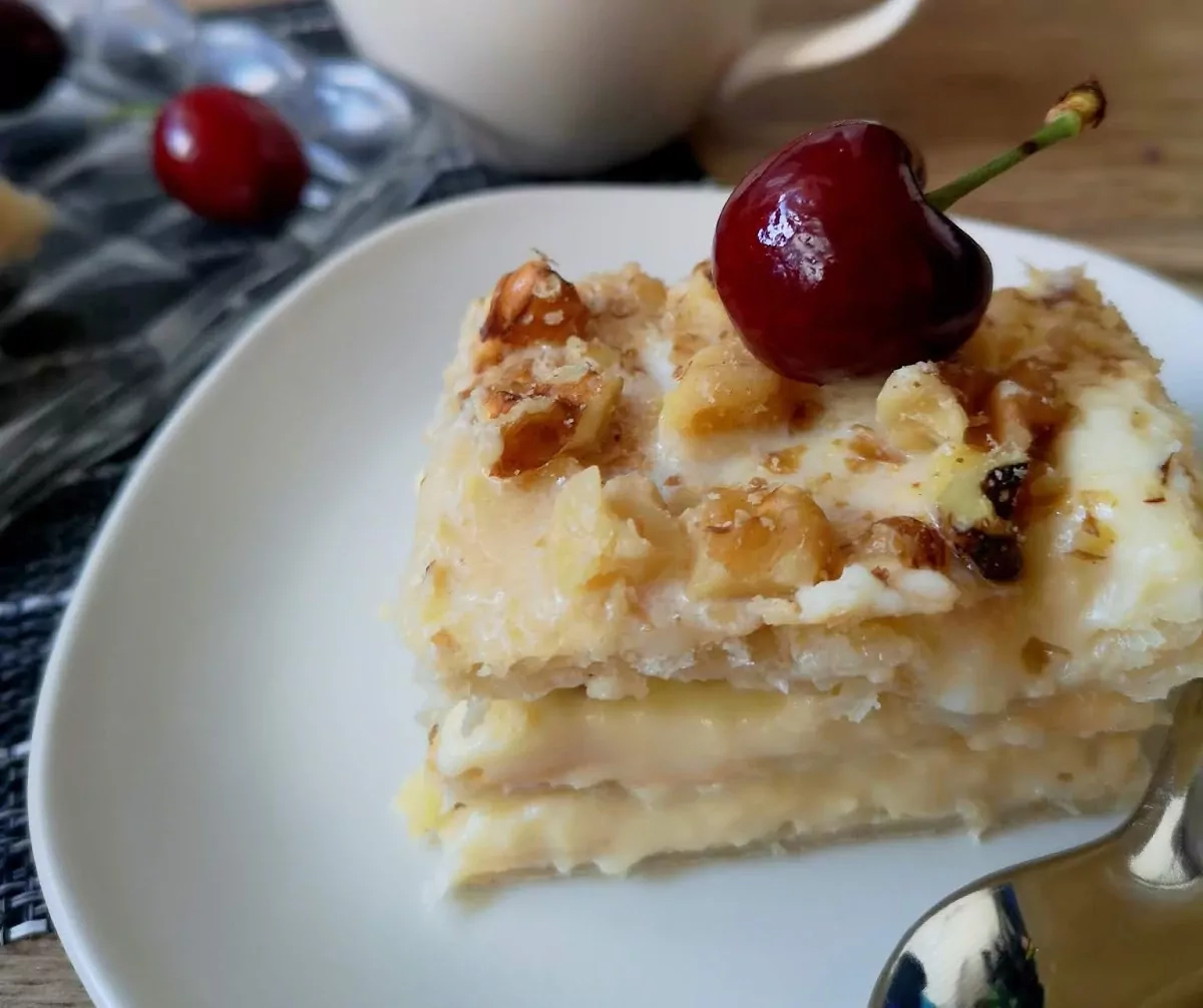 Tinginių tortas Napoleonas iš bemielės sluoksniuotos tešlos su kondensuotu pienu