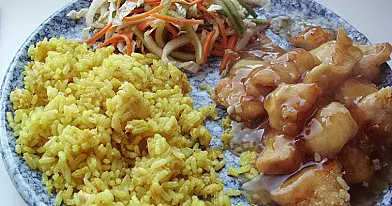 Saldžiarūgštė vištiena, ryžiai su kiaušiniu ir kinietiškos salotos