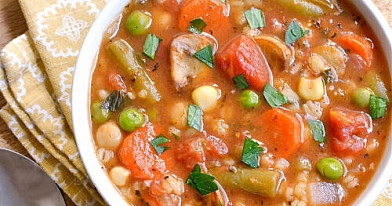 Tiršta perlinių kruopų sriuba su pupelėmis ir daržovėmis