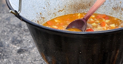 Mėsos troškinys - guliašo sriuba ant laužo