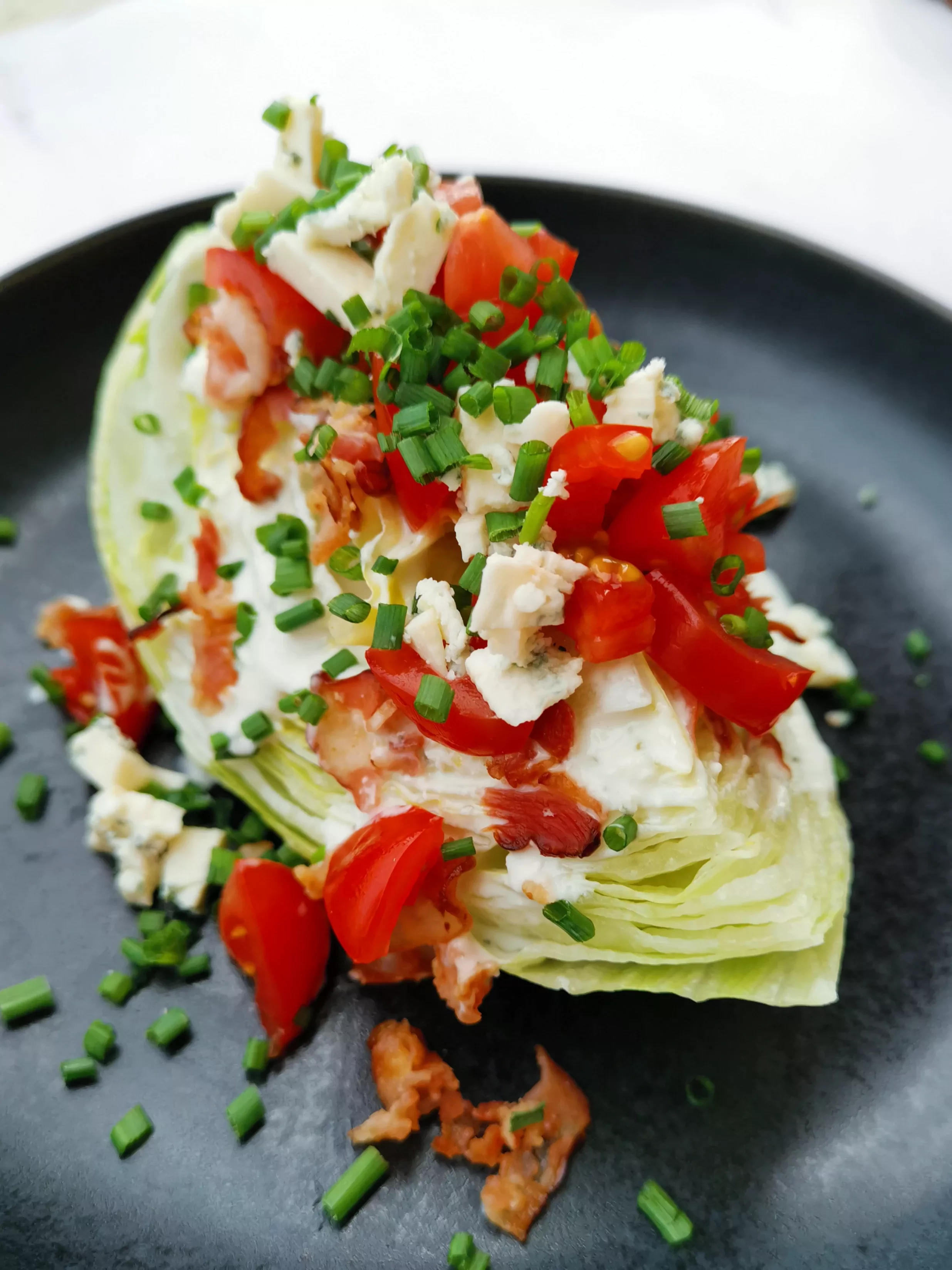 Wedge salad - trikampės sūrio su mėlynuoju pelėsiu salotos, šonine ir vyšniniais pomidorais