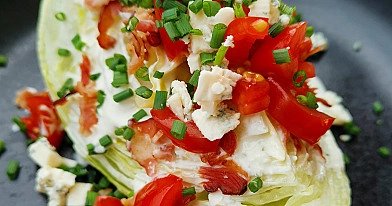Wedge salad - trikampės sūrio su mėlynuoju pelėsiu salotos, šonine ir vyšniniais pomidorais