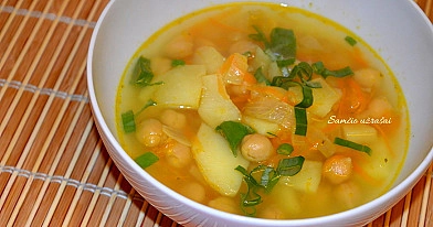 Skani šviežių avinžirnių sriuba su daržovėmis