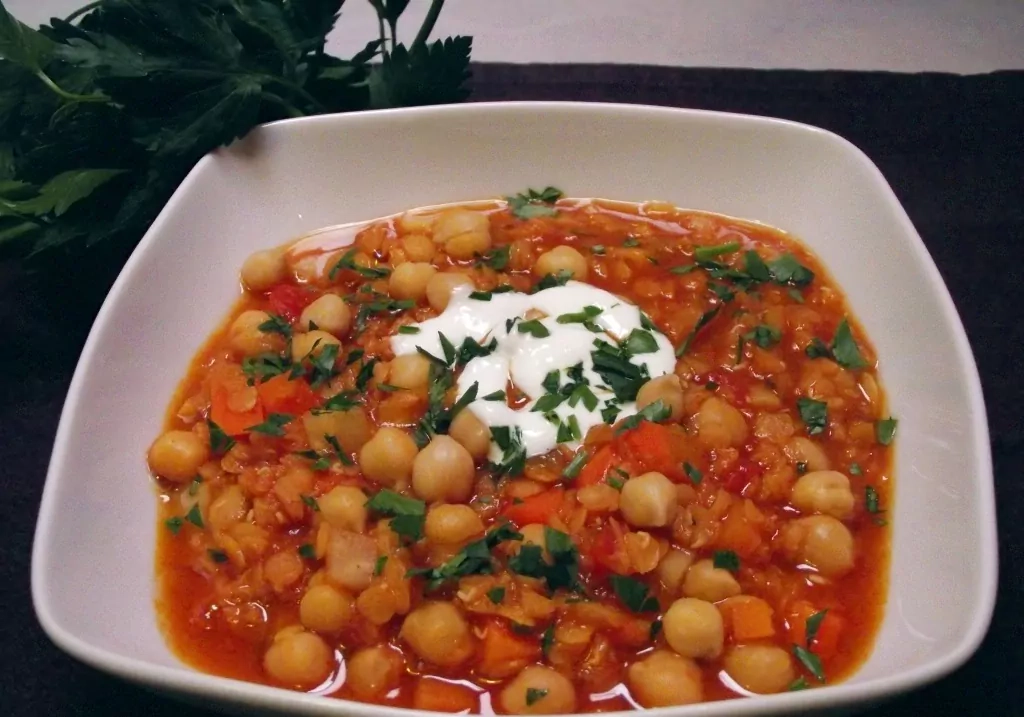 Marokietiška avinžirnių sriuba su marinuotais pomidorais ir pupelėmis