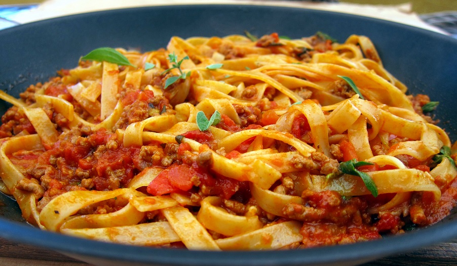 Pasta (makaronai) su aštriu jautienos faršu ir konservuotais pomidorais