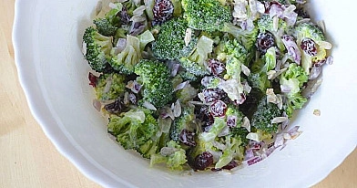 Greitos brokolių salotos su džiovintomis spanguolėmis ir saulėgrąžomis