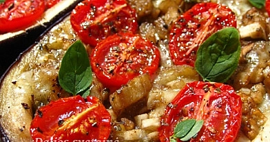 Vegetariški įdaryti baklažanai mocarela ir vyšniniais pomidorais