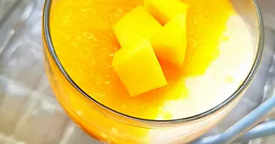 Jogurto ir mangų desertas stiklinėse