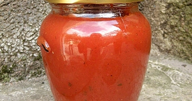 Kinietiškas pomidorų padažas su paprikomis, svogūnais ir čili pipirais