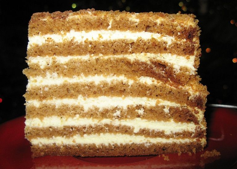 Medaus tortas (biskvitinis)