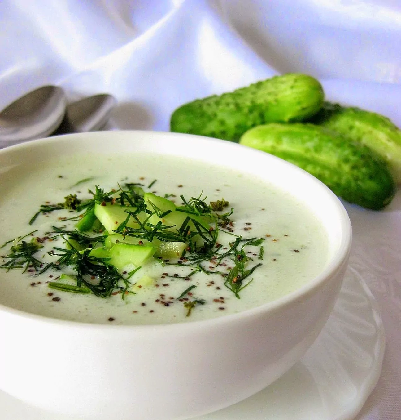 Šalta balta sriuba - agurkų šaltsriubė su kefyru ir jogurtu