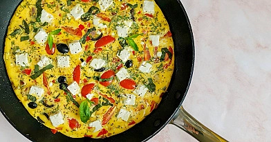 Graikiškas omletas su vyšniniais pomidorais, alyvuogėmis ir feta sūriu