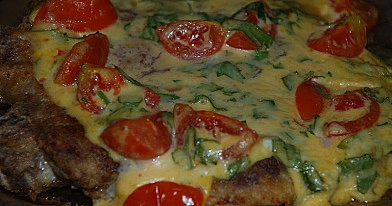 Karališkas kiaulienos sprandinės kepsnys su sūriu, pomidorais ir majonezu keptas orkaitėje