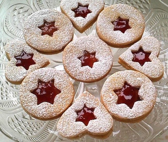 Sausainiai su uogiene ("Linzer Cookies")