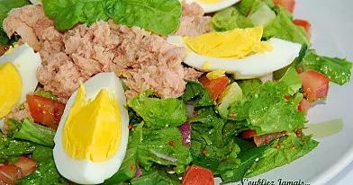 Salotos su špinokais, tunu ir kiaušiniais