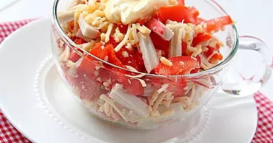 Krabų lazdelių mišrainė su pomidorais ir sūriu