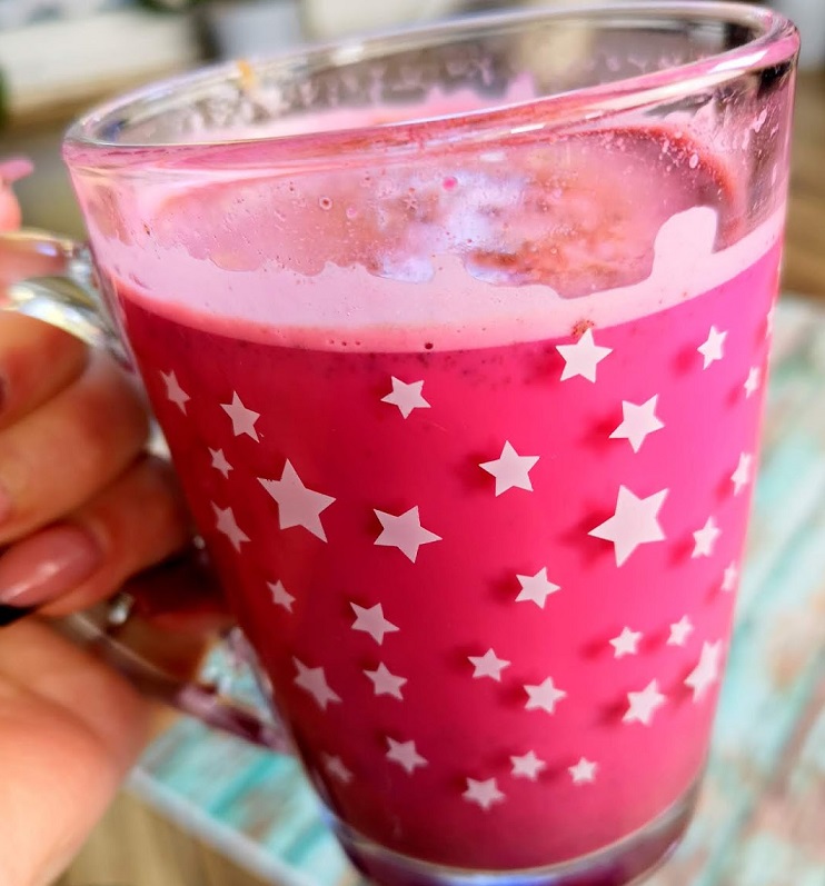 Rožinė latte (kavos nė lašelio - tinka ir veganams!)