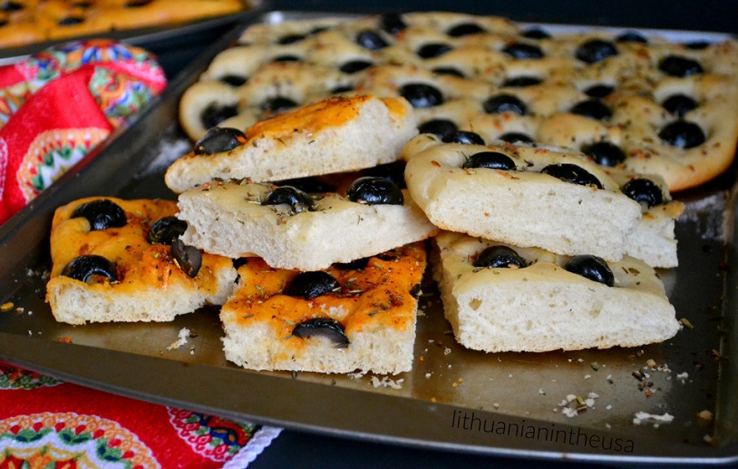 Focaccia duonelė su alyvuogėmis - nuostabus užkandis prie vyno!