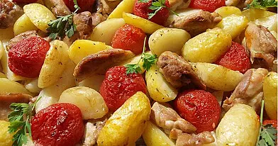 Vištienos kumpeliai su bulvėmis ir pomidorais