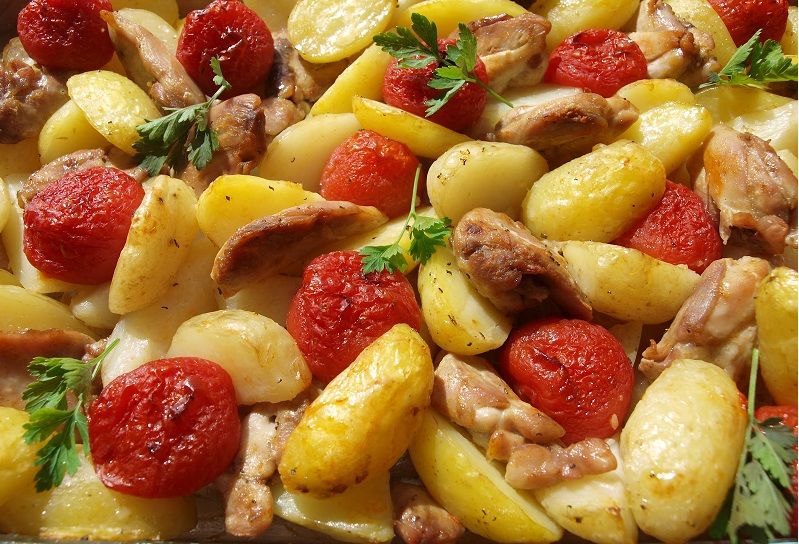 Vištienos kumpeliai su bulvėmis ir pomidorais