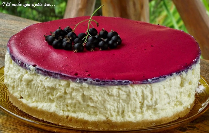 Nekeptas sūrio tortas su baltuoju šokoladu ir juodųjų serbentų putėsiais