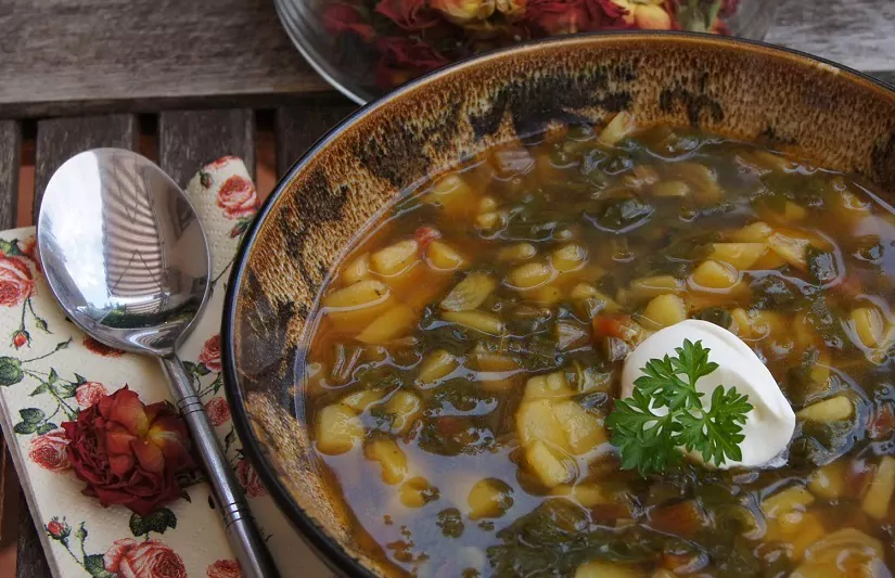 Burokėlių lapų sriuba vos iš kelių ingredientų!