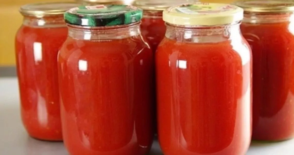 Šiam pomidorų sulčių receptui nereikia sulčiaspaudės. Išbandykite su šviežiais pomidorais!